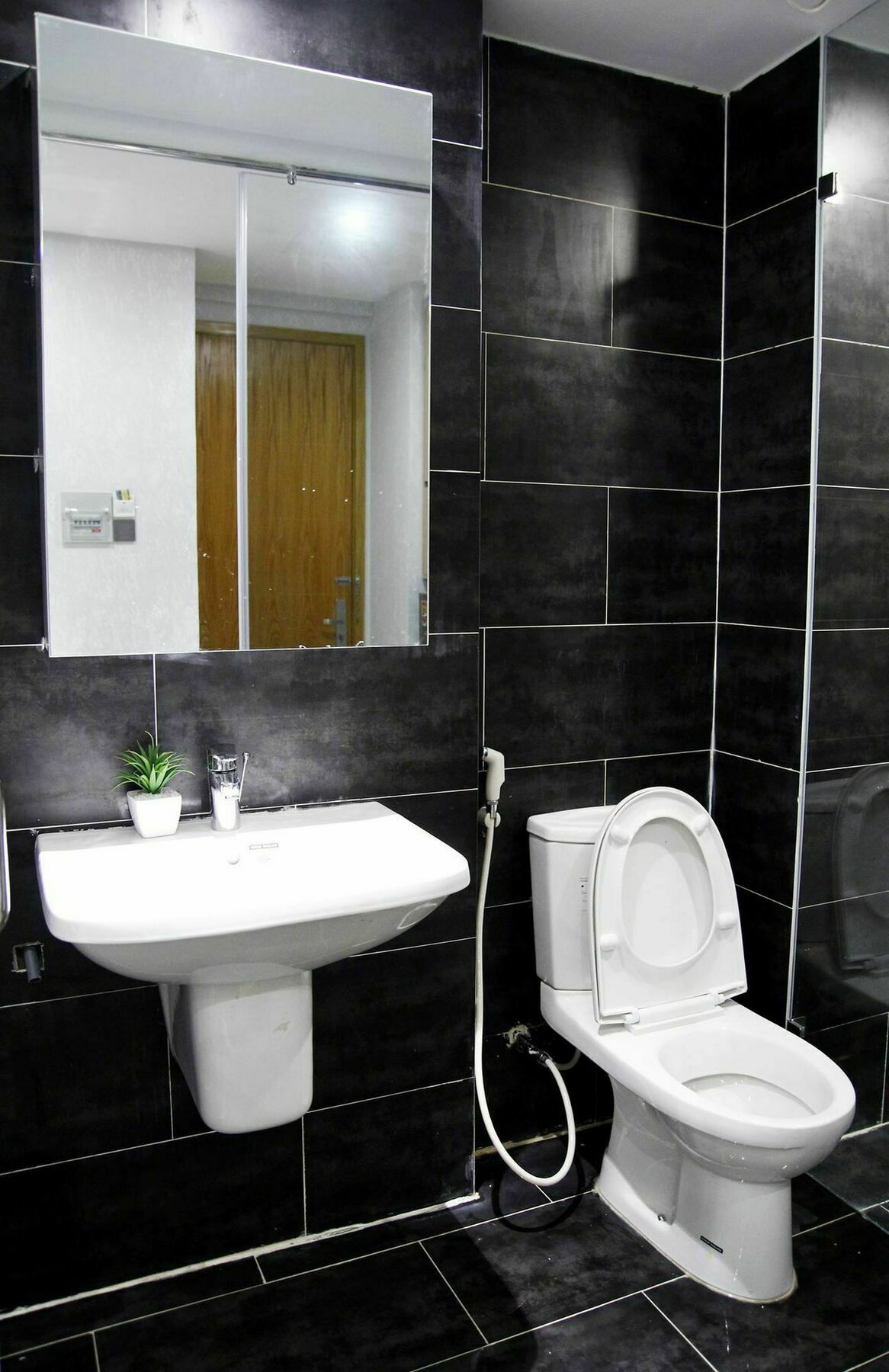 Full House Retreat - The Water Front Aparthotel Хошимин Екстериор снимка